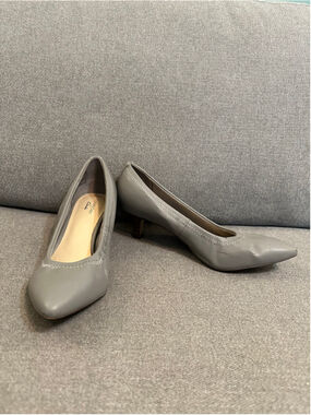 Clarks Ultimate Comfort Grey Kitten Heel Pumps Size 7.5 Formal Business Workwear